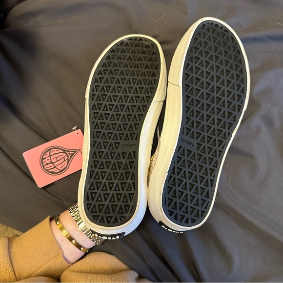 Straye “Fake Smile” limited edition slip ons - Picture 5 of 6
